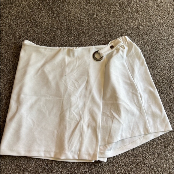 Stylish White Skort with Ring Detail - Picture 1 of 4